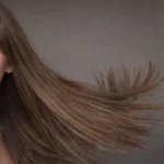 Prirodna smeđa kosa u pokretu nakon korištenja najboljih uređaja za oblikovanje kose zrakom.