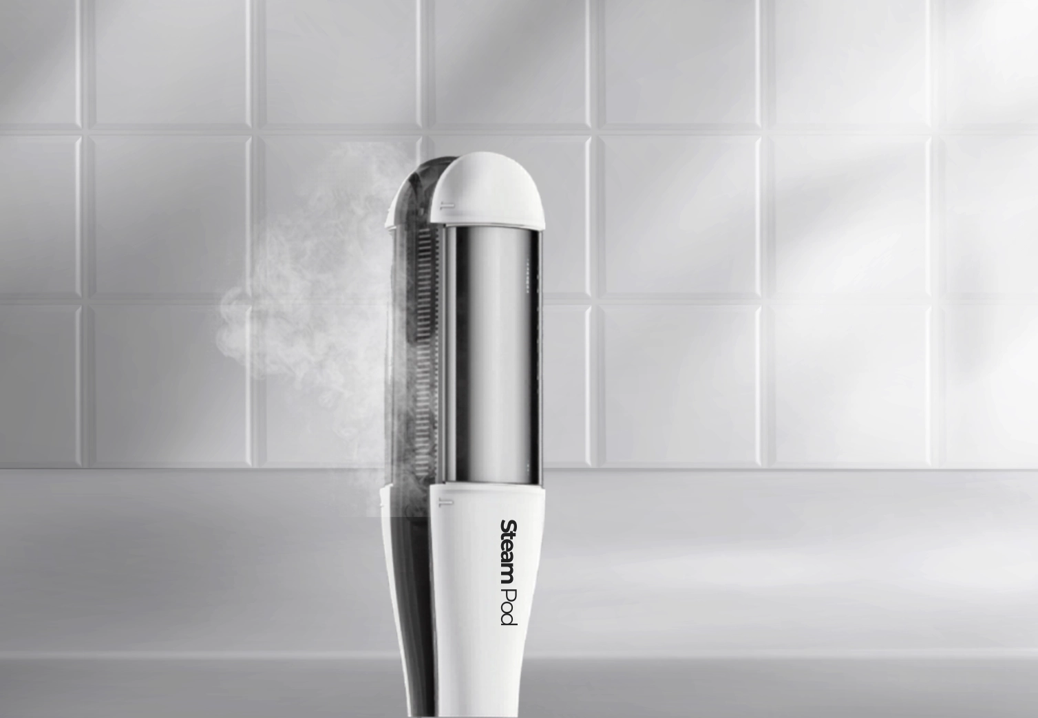 L’Oréal Professionnel SteamPod 4 pegla na paru s vidljivim izlaskom pare tijekom rada.