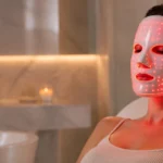Žena koristi LED masku za lice tijekom tretmana protiv bora i znakova starenja kože
